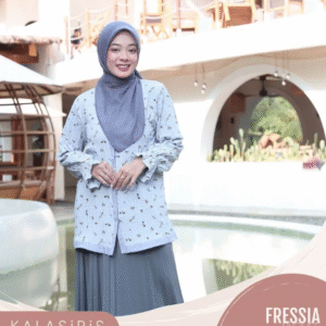 [Mix & Match] KALASIRIS FREESIA BLOUSE POWDER BLUE #XL + NADHEERA HIJAB-SQUARE-037-DENIM - Paket Stylish: Blouse & Hijab Serasi
